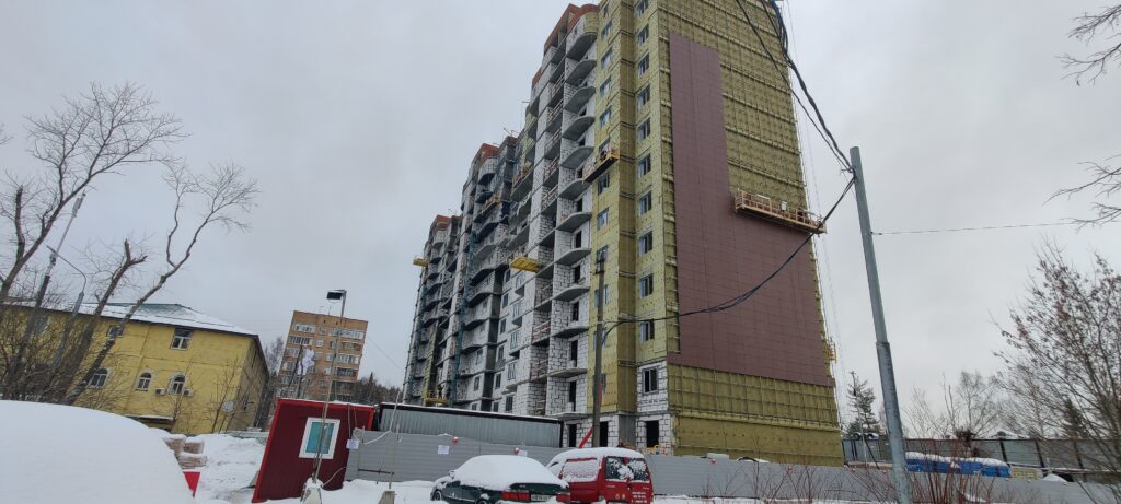 На ЖК «Кокошкино» начались работы по облицовке фасада