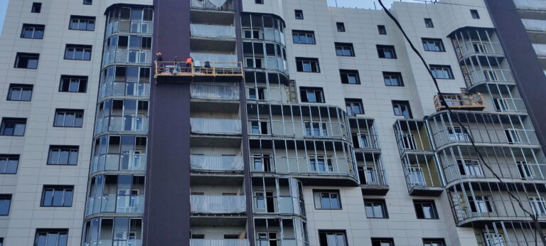 Фото На ЖК «Кокошкино» завершается монтаж фасада здания.