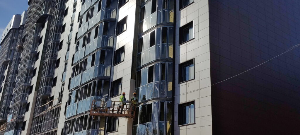 На ЖК «Кокошкино» завершается монтаж фасада здания.