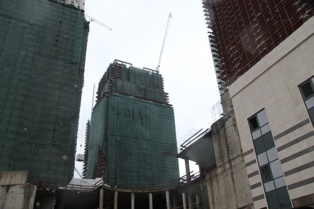 Монтаж окон на всех корпусах проблемного ЖК «Академ Палас» ведется на уровне 29 этажа
