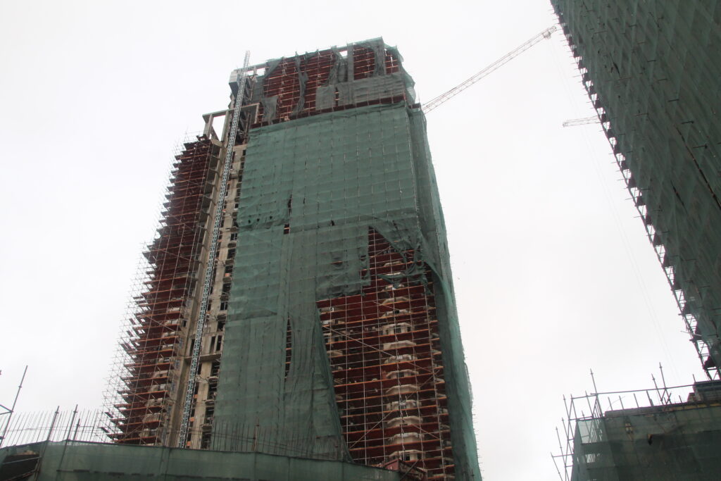 Монтаж окон на всех корпусах проблемного ЖК «Академ Палас» ведется на уровне 29 этажа