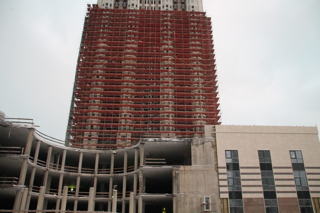В корпусе В проблемного жилого комплекса «Академ Палас» завершен монтаж направляющих лифтов