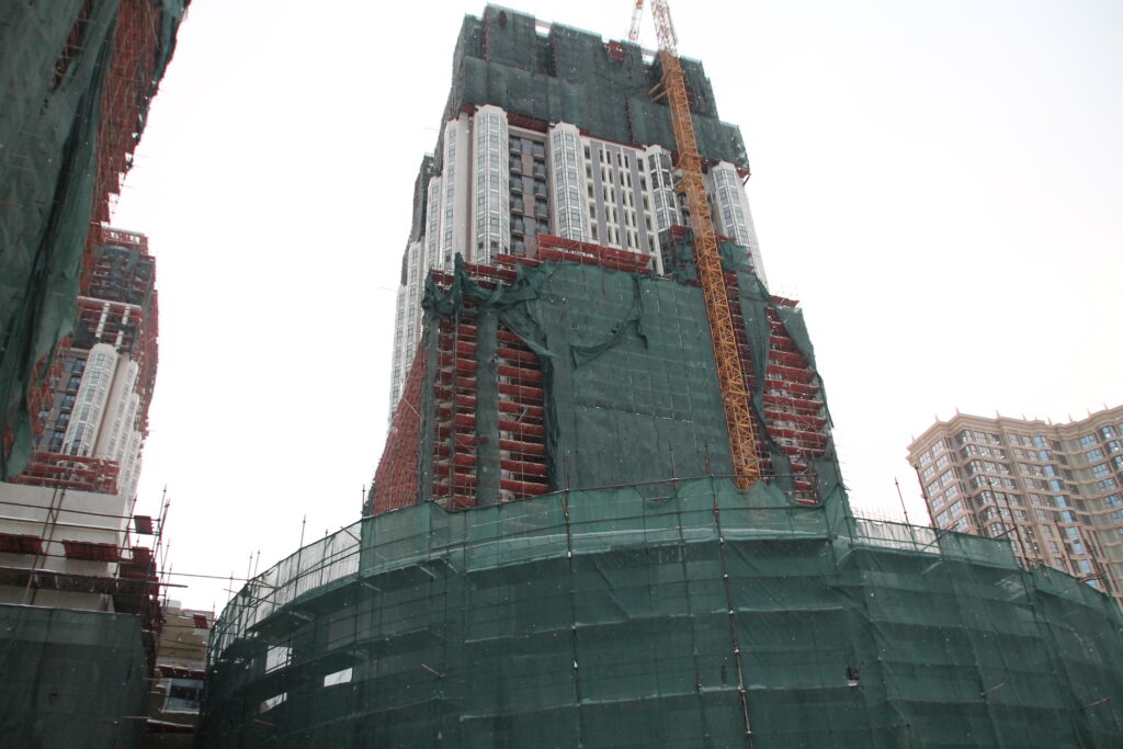 В корпусе В проблемного жилого комплекса «Академ Палас» завершен монтаж направляющих лифтов