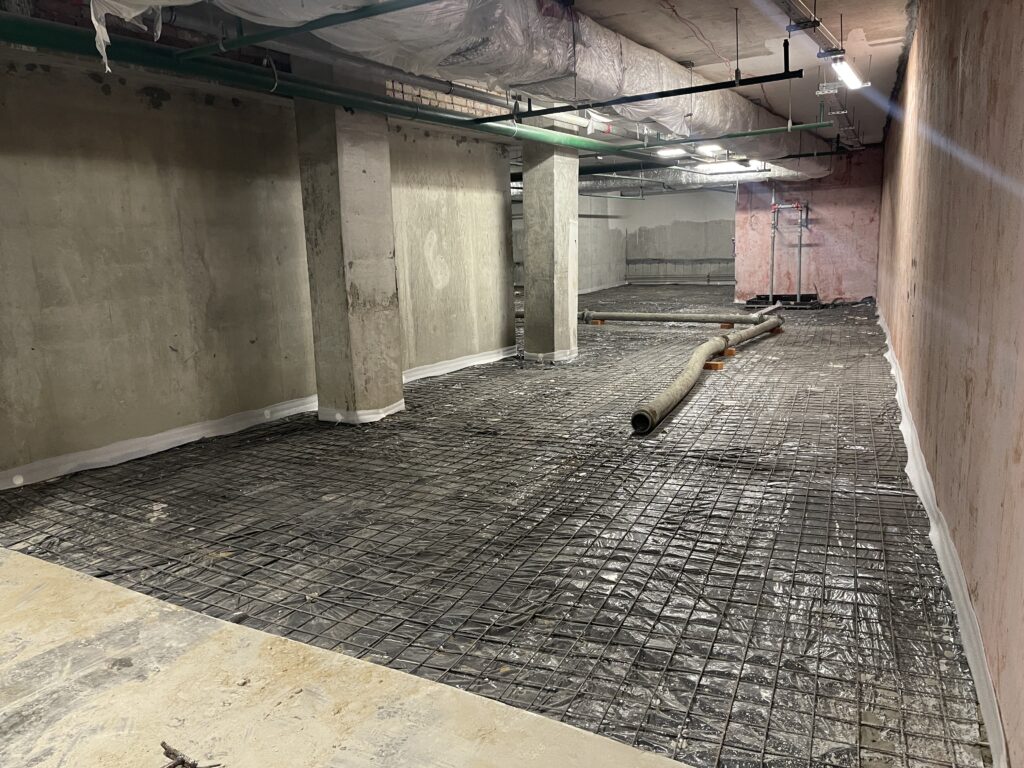 На подземном паркинге проблемного ЖК «Малыгина, 12» завершен монтаж напорной канализации