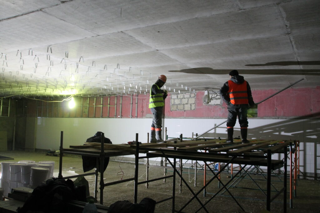 На стройплощадку проблемного ЖК «Академ Палас» завезены эскалаторы для стилобата