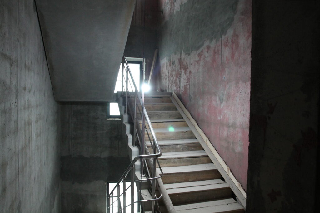 В проблемном ЖК «Академ Палас» начат демонтаж плит перекрытия стилобата