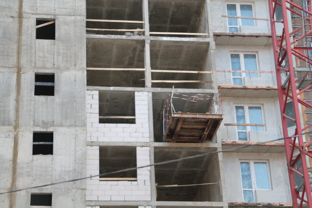 Начался монтаж холодного остекления балконов дома №2 проблемного ЖК «Воскресенское»