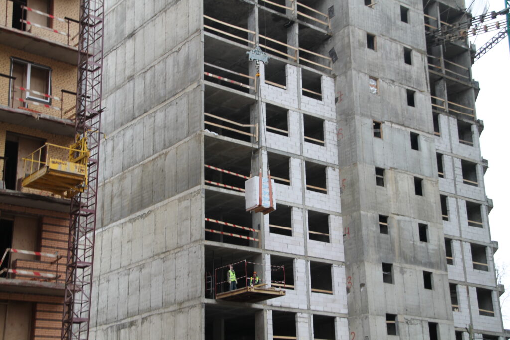 На стройплощадку проблемного ЖК «Воскресенское» доставлено лифтовое оборудование для домов № 2 и № 4